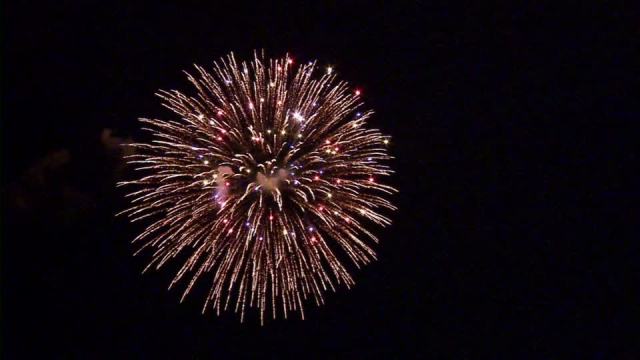 395052110-lac-kawaguchi-fusee-feu-dartifice-feu-dartifice-atmosferique